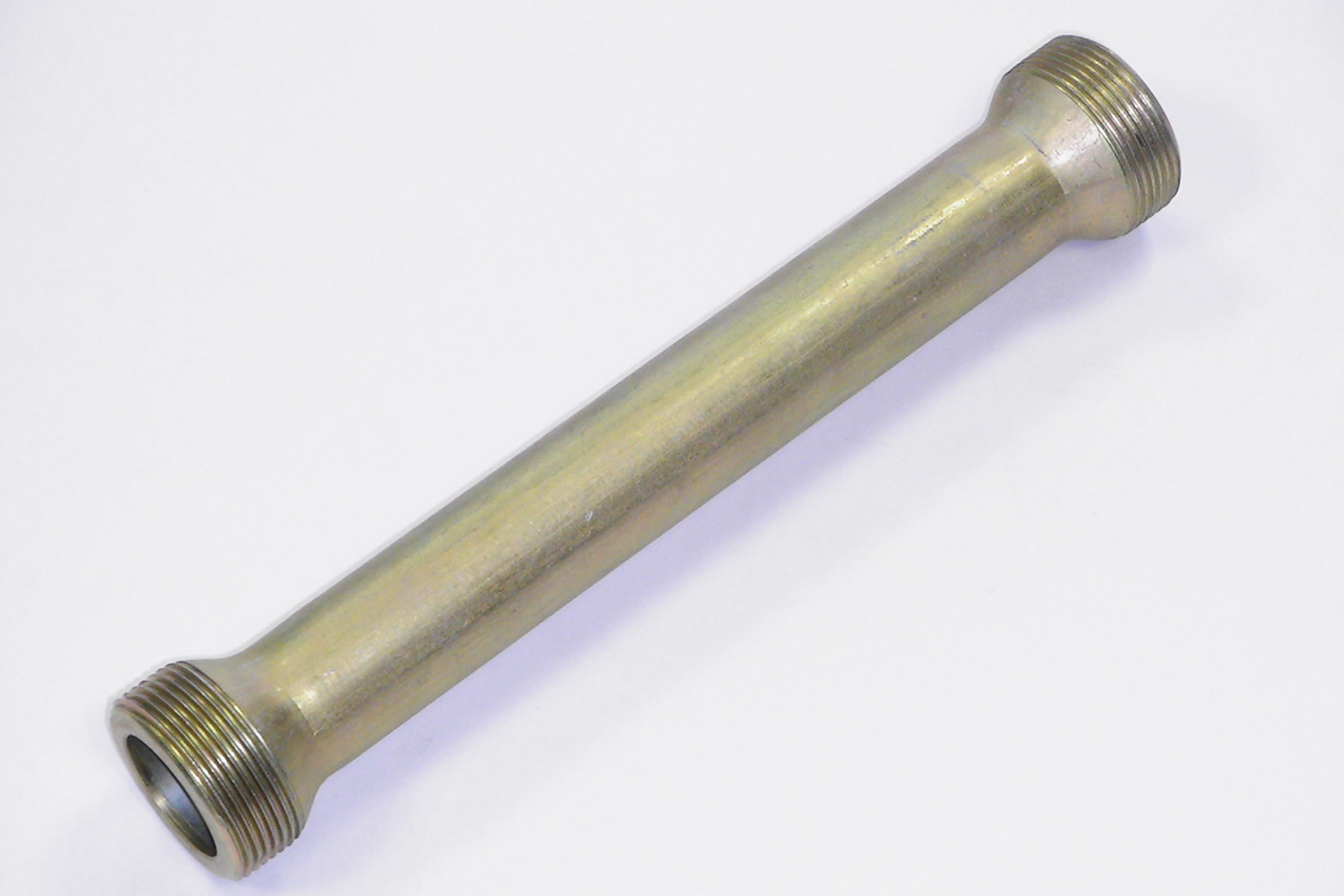 Gerades Metallrohr mit beidseitigem Gewinde durch präzise Rohrbearbeitung von transfluid für HVAC-Anwendungen.